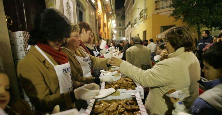 Imagen reciente de la pestiñada en la plaza de San Francisco de Cádiz