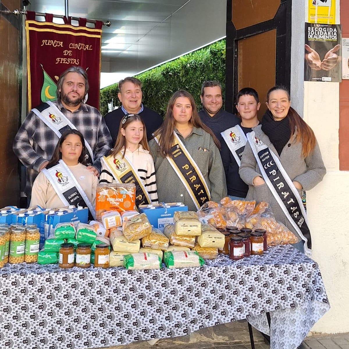 Entrega de productos de primera necesidad por las Comparsas