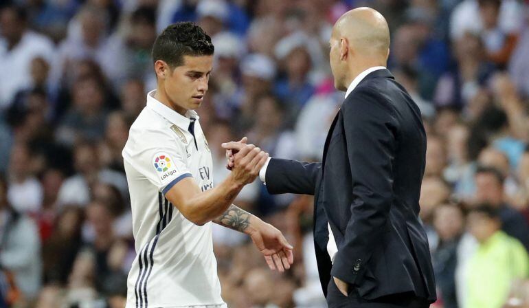 James Rodríguez saluda a Zidane tras ser sustituido ante el Sevilla