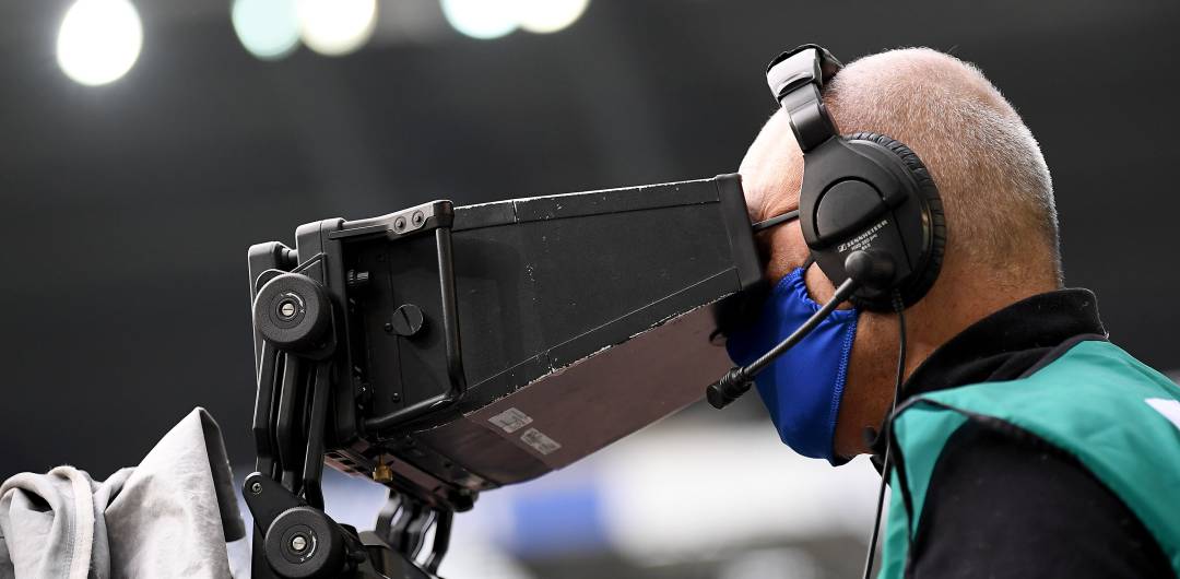 Un cámara de televisión, durante un partido de fútbol