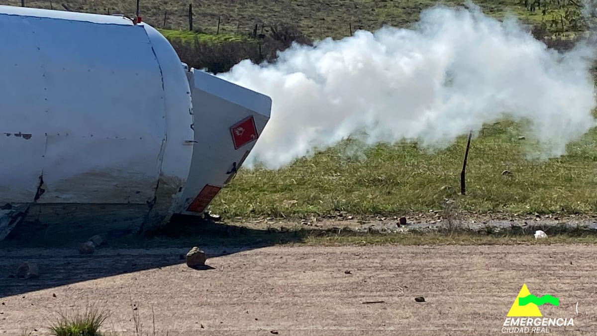 Ángel Alcalde, alcalde de Alamillo: "Que nadie se acerque a la zona por el riesgo de explosión"