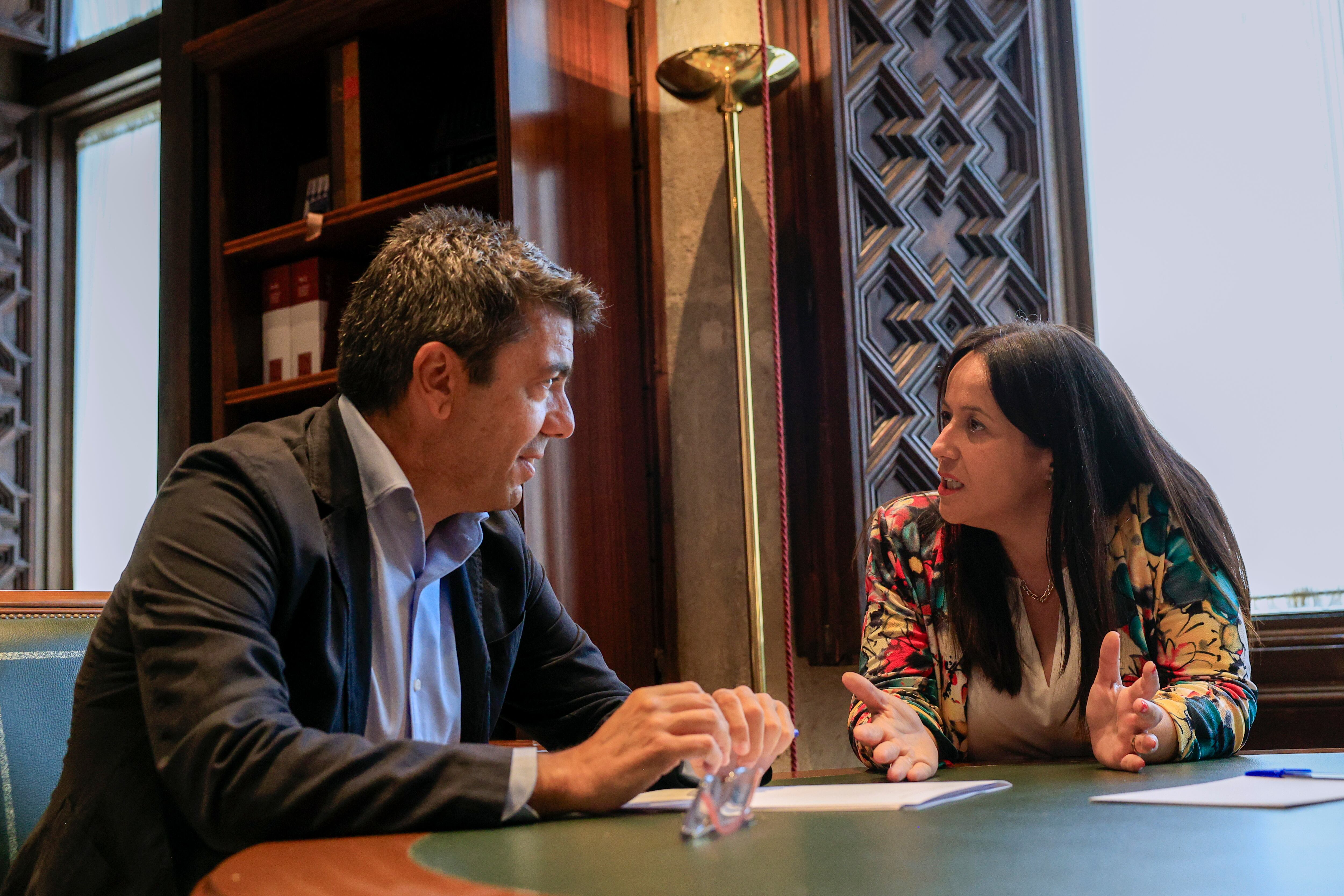 VALÈNCIA, 30/07/2025.- El presidente de la Comunidad Valenciana, Carlos Mazón, conversa con la alcaldesa de Catarroja, Lorena Silvent, con quien se reunió este miércoles en el Palau de la Generalitat.