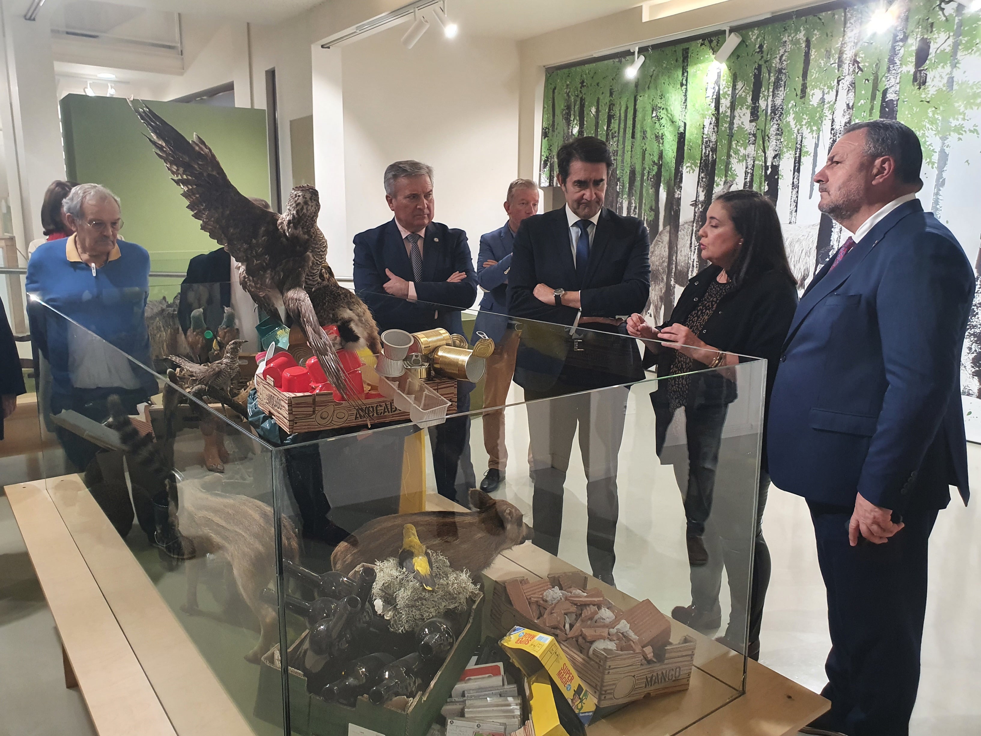 Suárez-Quiñones durante la inauguración de la exposición del MUNIC en Carracedelo