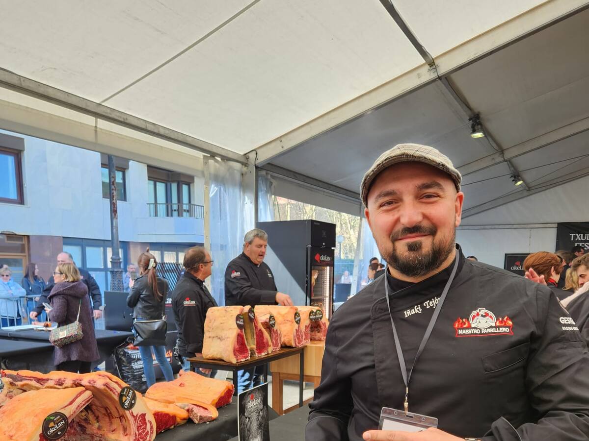 El chef Iñaki, juez de la II Edición del 'Concurso maestro parrillero' en la 'Txuleta Festa' en Zarautz