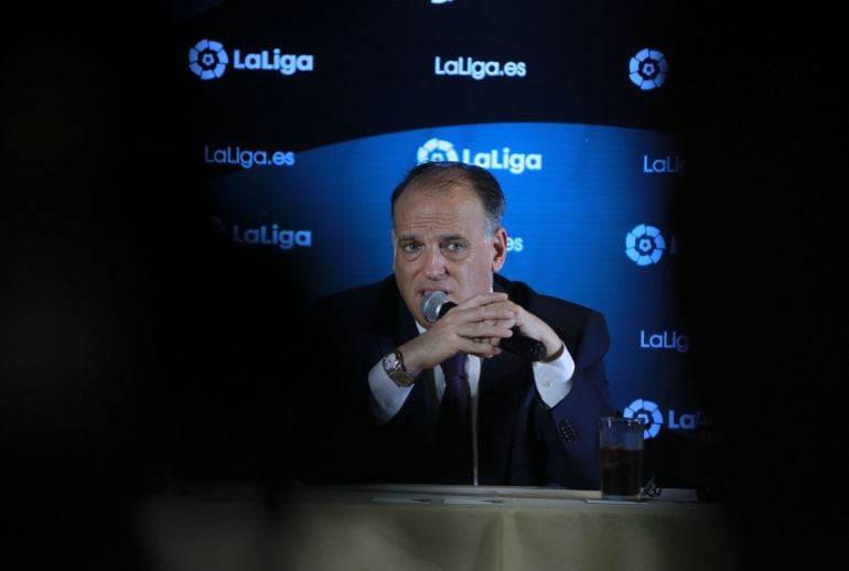 El presidente de la La Liga de fútbol de España, Javier Tebas, ofrece una conferencia de prensa en Cali (Colombia).