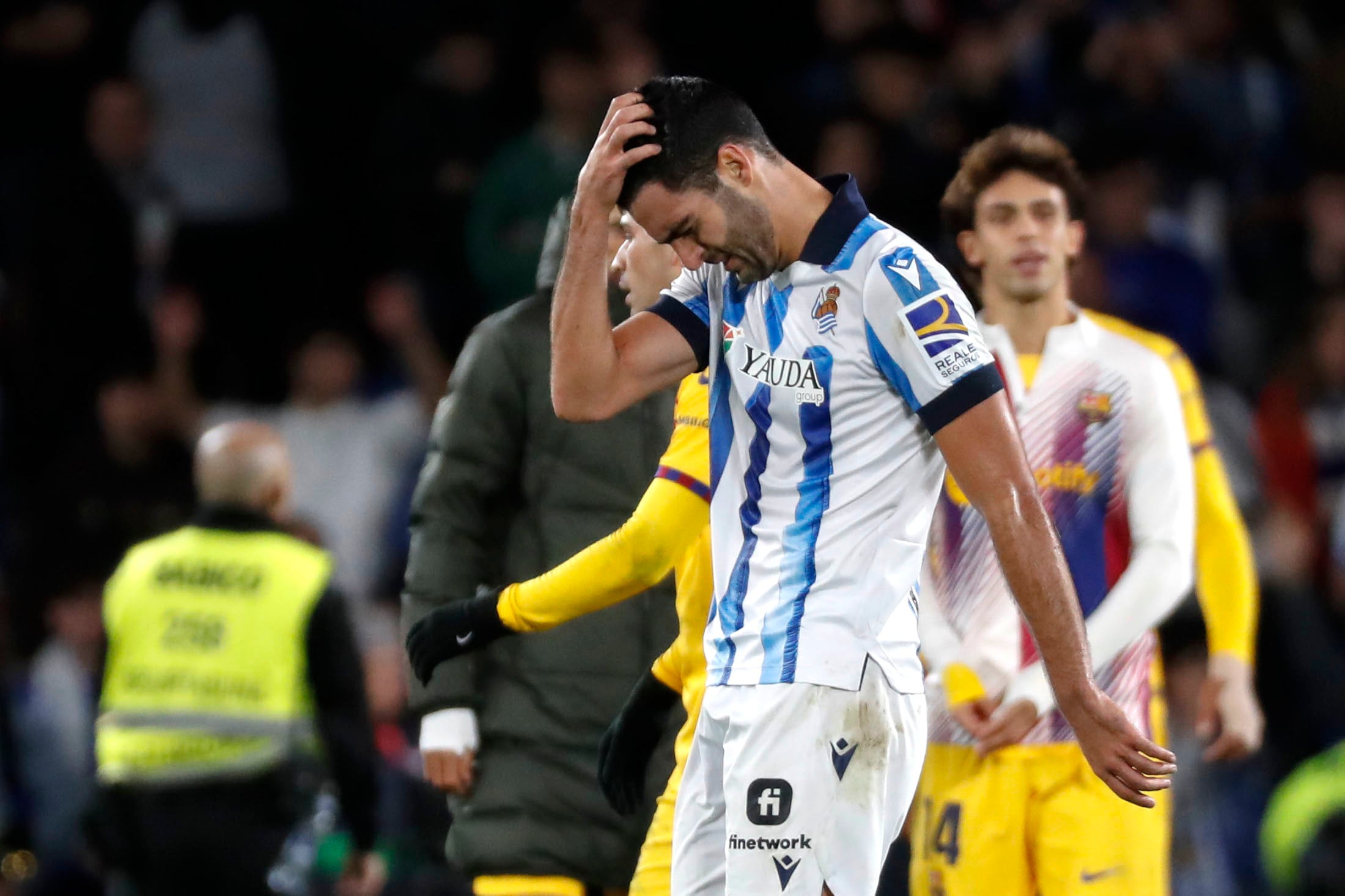 SAN SEBASTIÁN, 04/11/2023.- El centrocampista de la Real Sociedad Mikel Merino tras el partido de la jornada 12 de LaLiga que Real Sociedad y FC Barcelona disputaron hoy sábado en el Reale Arena, en San Sebastián. EFE/Juan Herrero
