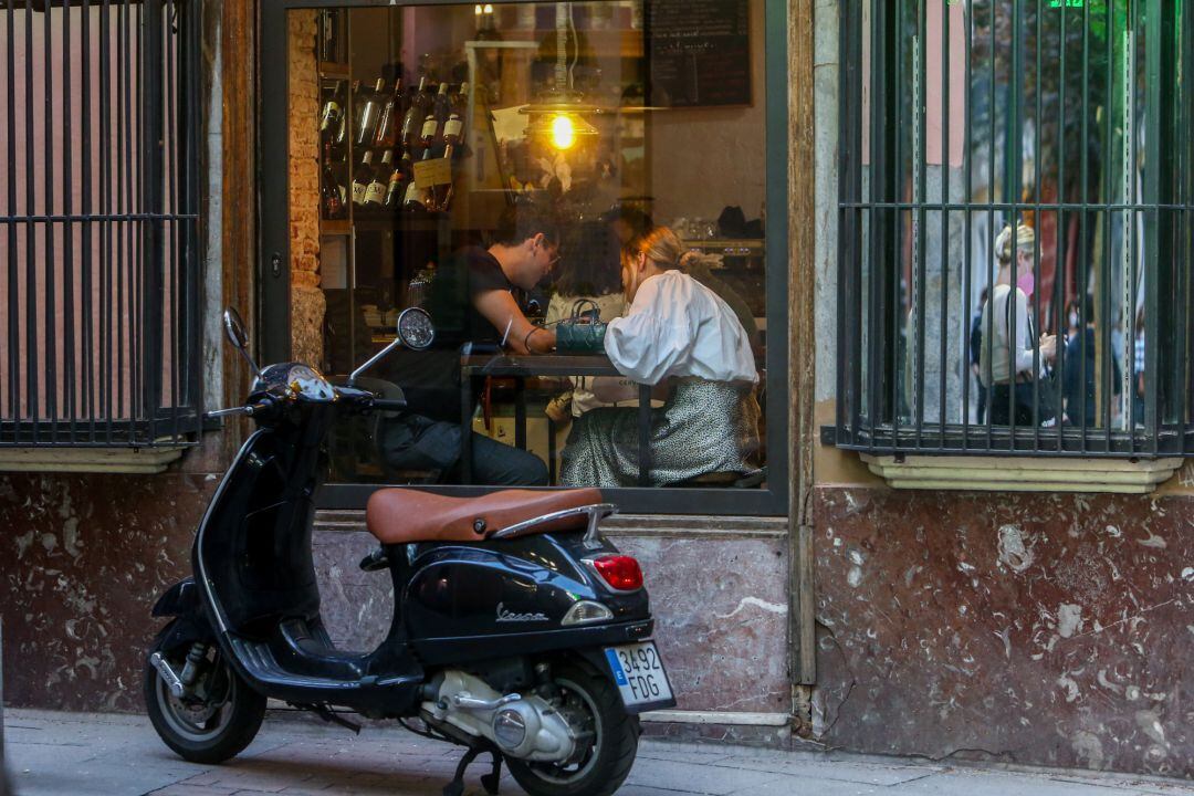 Imagen de archivo de un local de hostelería con clientes en su interior.