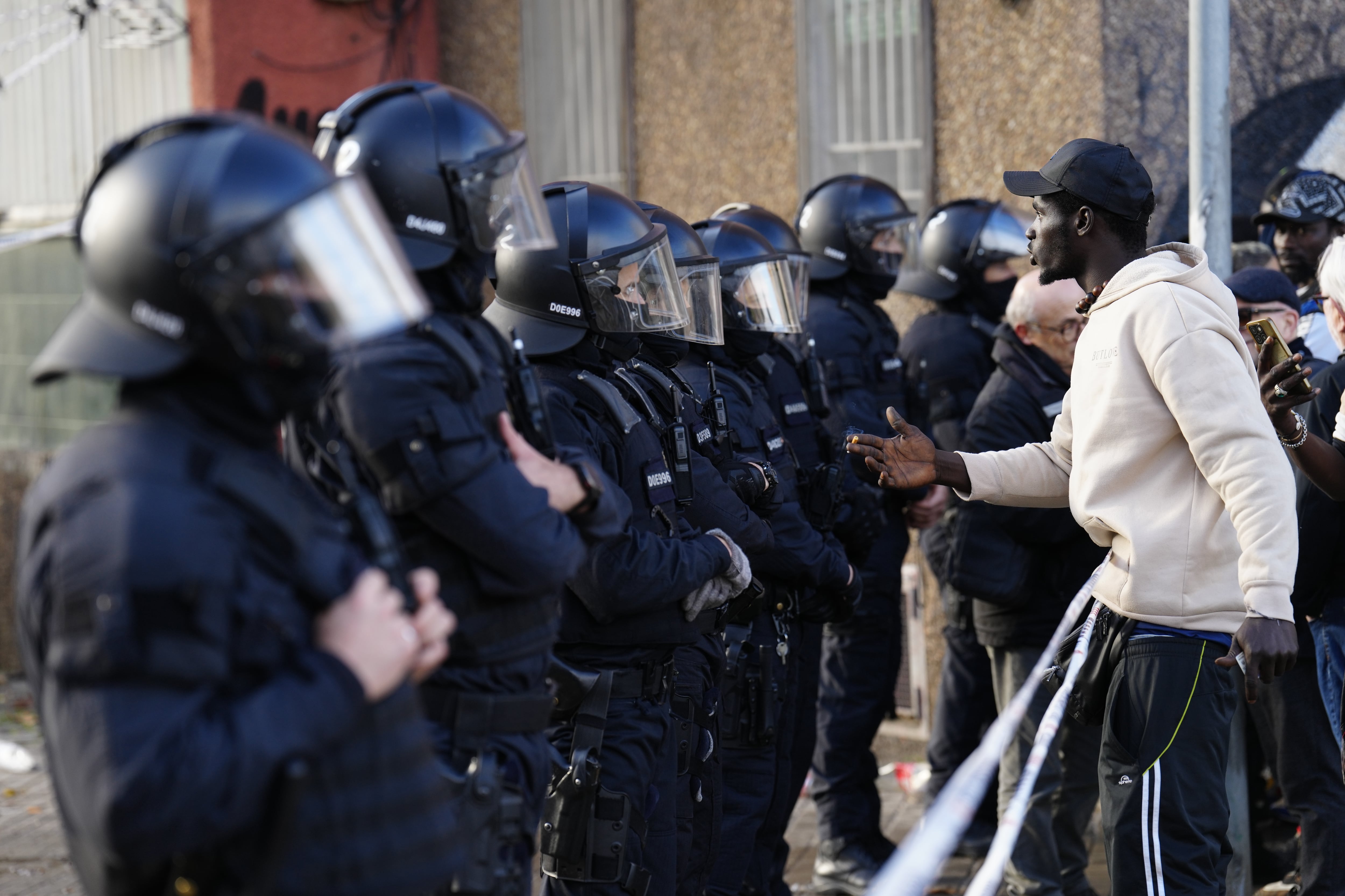 Los Mossos d,Esquadra han empezado a desalojar esta mañana el antiguo instituto B9 de Badalona (Barcelona), en donde residen decenas de personas, la mayoría de origen inmigrante
