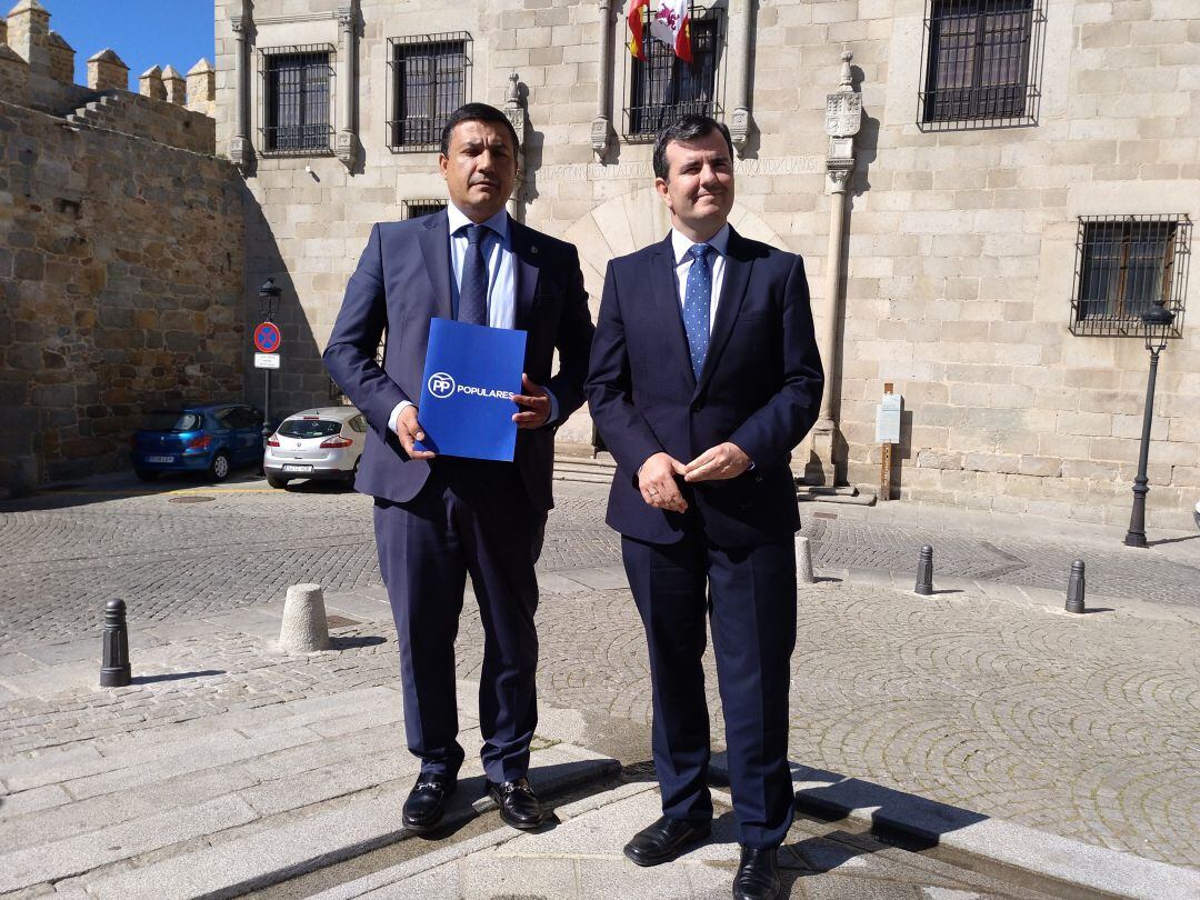 Carlos García, presidente del PP de Ávila, y Juan Pablo Martín, secretario del partido, tras inscribir las candidaturas al Congreso y al Senado