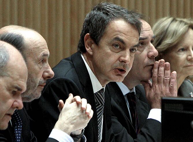 El jefe del Gobierno, José Luis Rodríguez Zapatero; los vicepresidentes Alfredo Pérez Rubalcaba, Manuel Chaves y Elena Salgado, y el portavoz parlamentario, José Antonio Alonso, durante la reunión que han mantenido en el Congreso con los diputados, senado