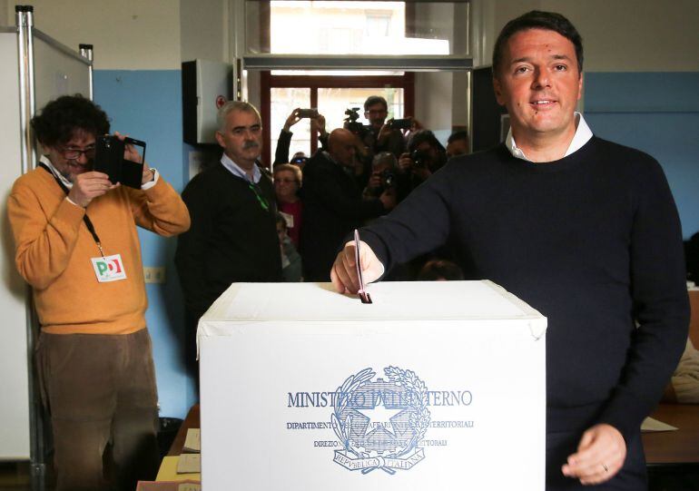 El primer ministro, Matteo Renzi, ha votado esta mañana en Pontassieve junto a su mujer. 