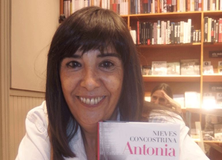 Nieves Concostrina con su nuevo libro, &#039;Antonia&#039;