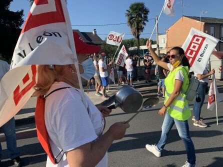 Los trabajadores se concentran a las puertas del local de la negociación