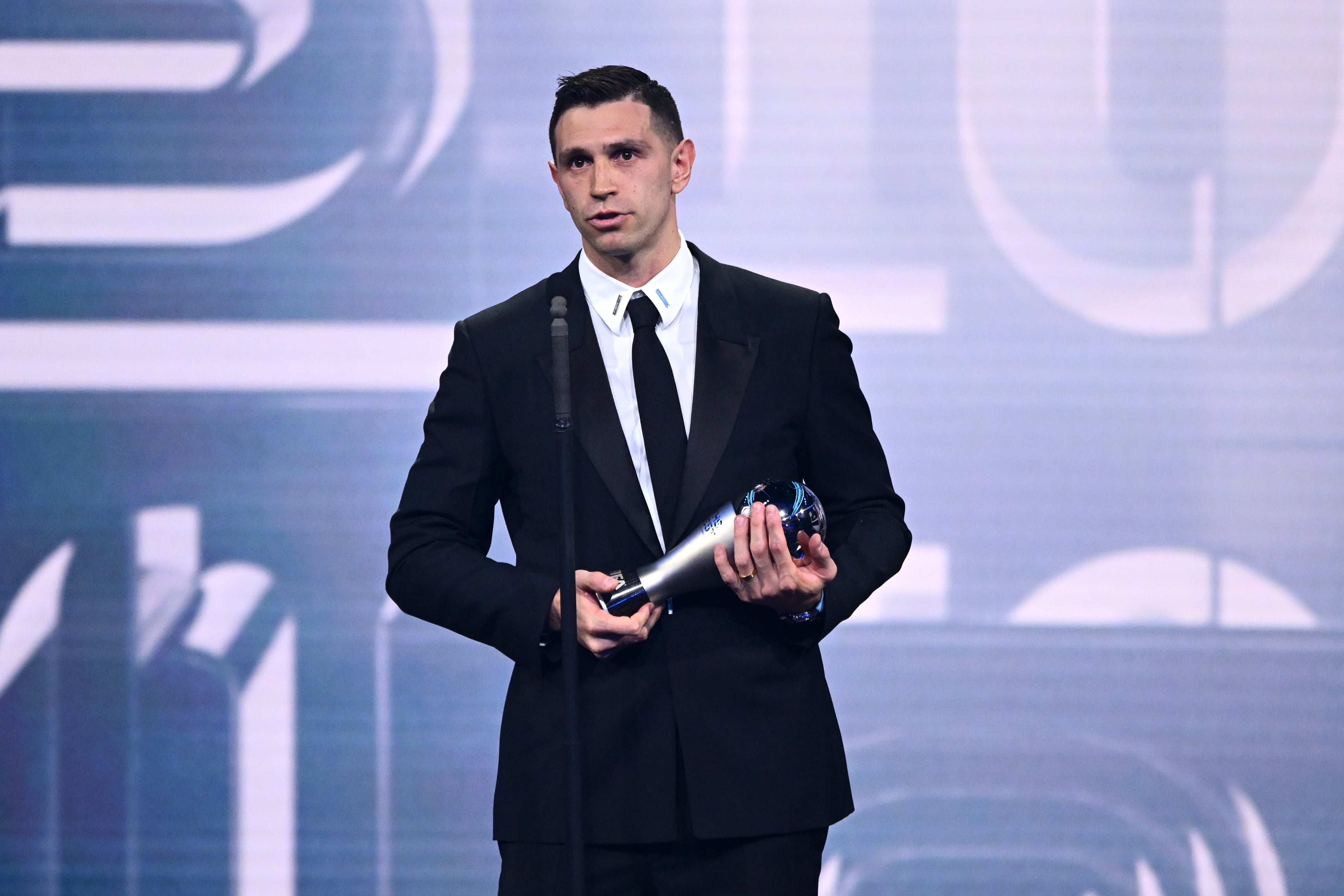 Emiliano Martínez celebra su premio &#039;The Best&#039; a mejor portero.