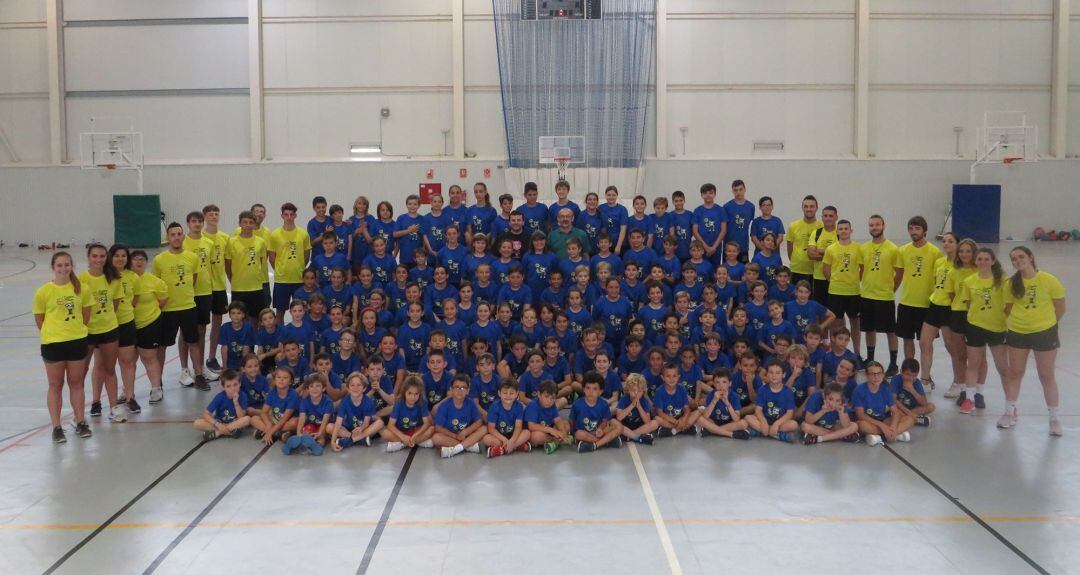Imagen de archivo de los participantes en el último campus de verano del Dénia Básquet.
