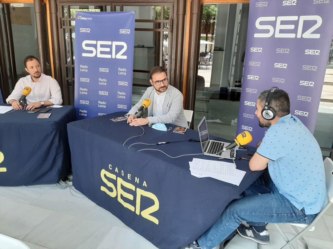 El alcalde de Lorca, Diego José Mateos, y el vicealcalde, Francisco Morales, en la edición especial del programa &quot;Hoy por Hoy Lorca&quot;