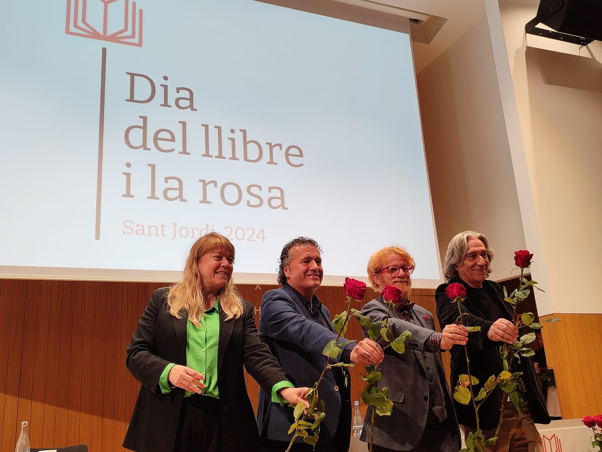 La consellera de cultura, Natàlia Garriga, el regidor de cultura de Barcelona, Xavier Marcé, el president del gremi de llibreters Eric del Arco i Jordi Ferré, representant de la Cambra del Llibre han presentat les novetats de l'edició 2024 de Sant Jordi.