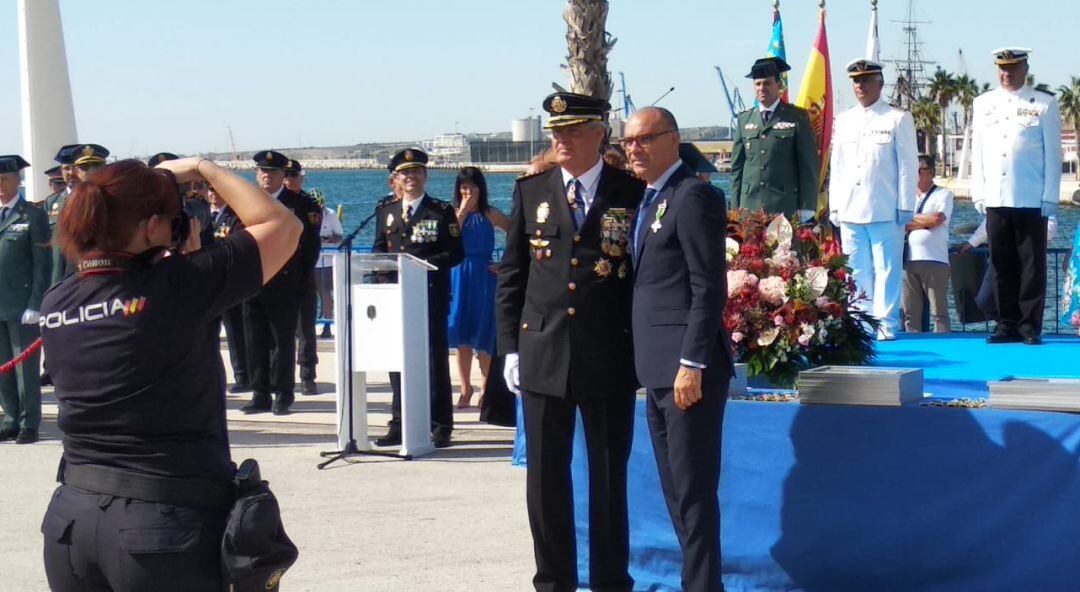 El comisario provincial, junto con el rector de la UA, durante la celebración del último Día de la Policía en el Puerto de Alicante