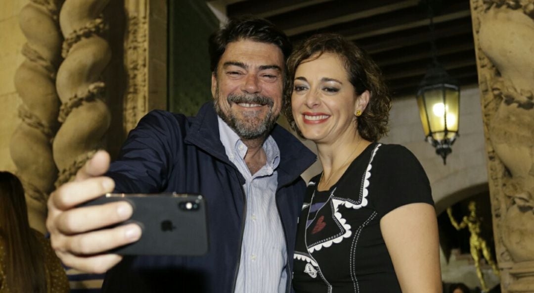 Toñi Martín-Zarco, presidenta de la Federació de Fogueres, junto a Luis Barcala, alcalde de Alicante