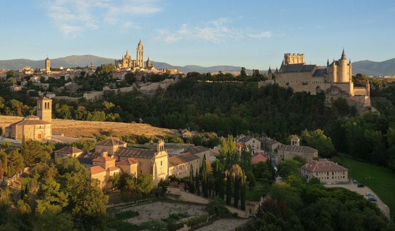 Segovia es uno de los lugares turísticos más atractivos cercanos a Madrid. 