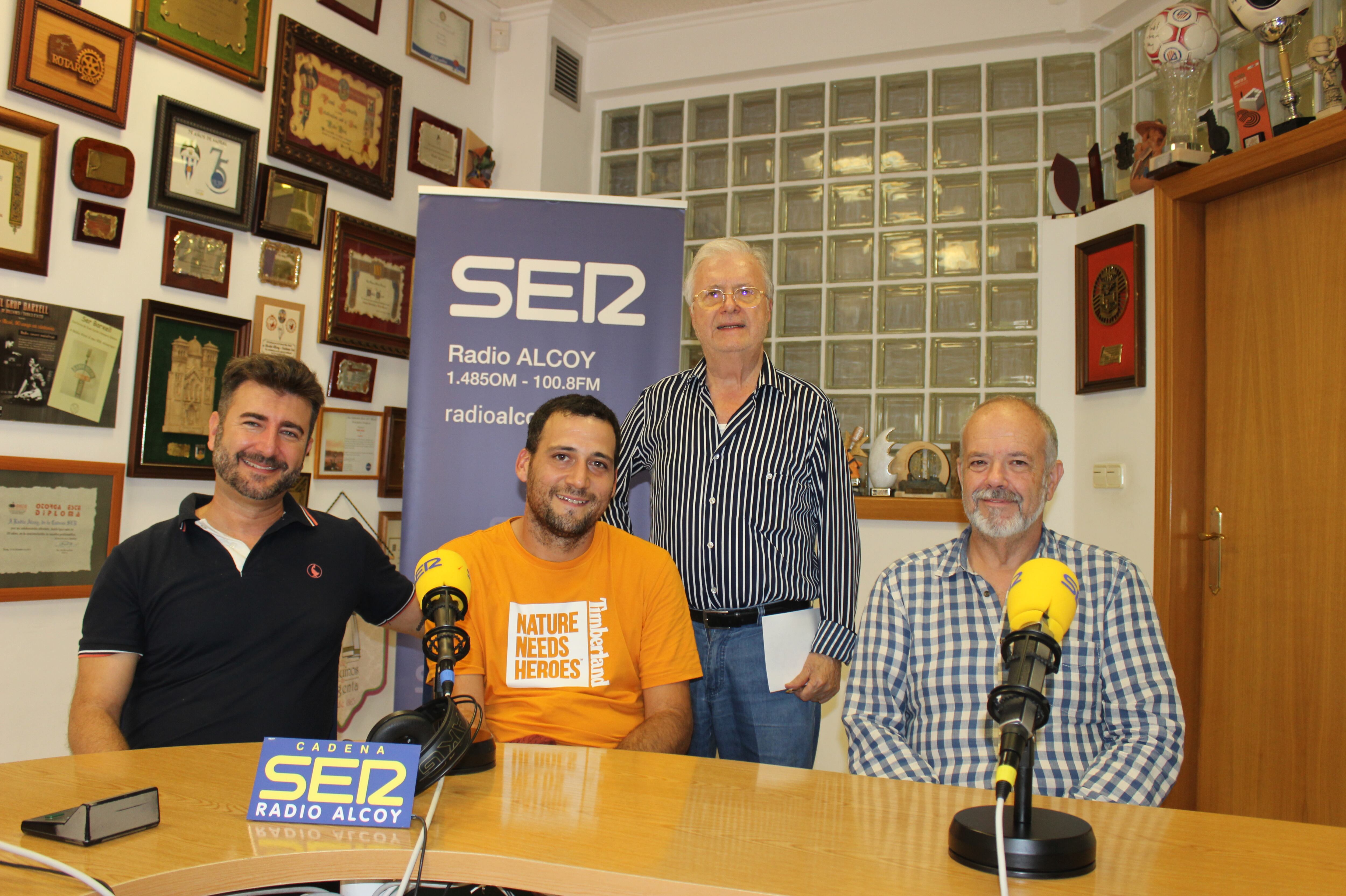 David Sandín, Natxo Ferrando y Juan Antonio Canalejas junto a Paco Aznar en el estudio central de Radio Alcoy
