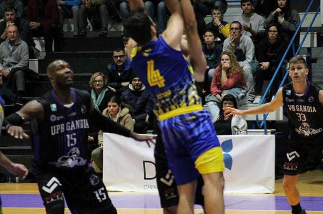 Shalawn Miller, con la camiseta número 15 del Units Pel Bàsquet Gandia