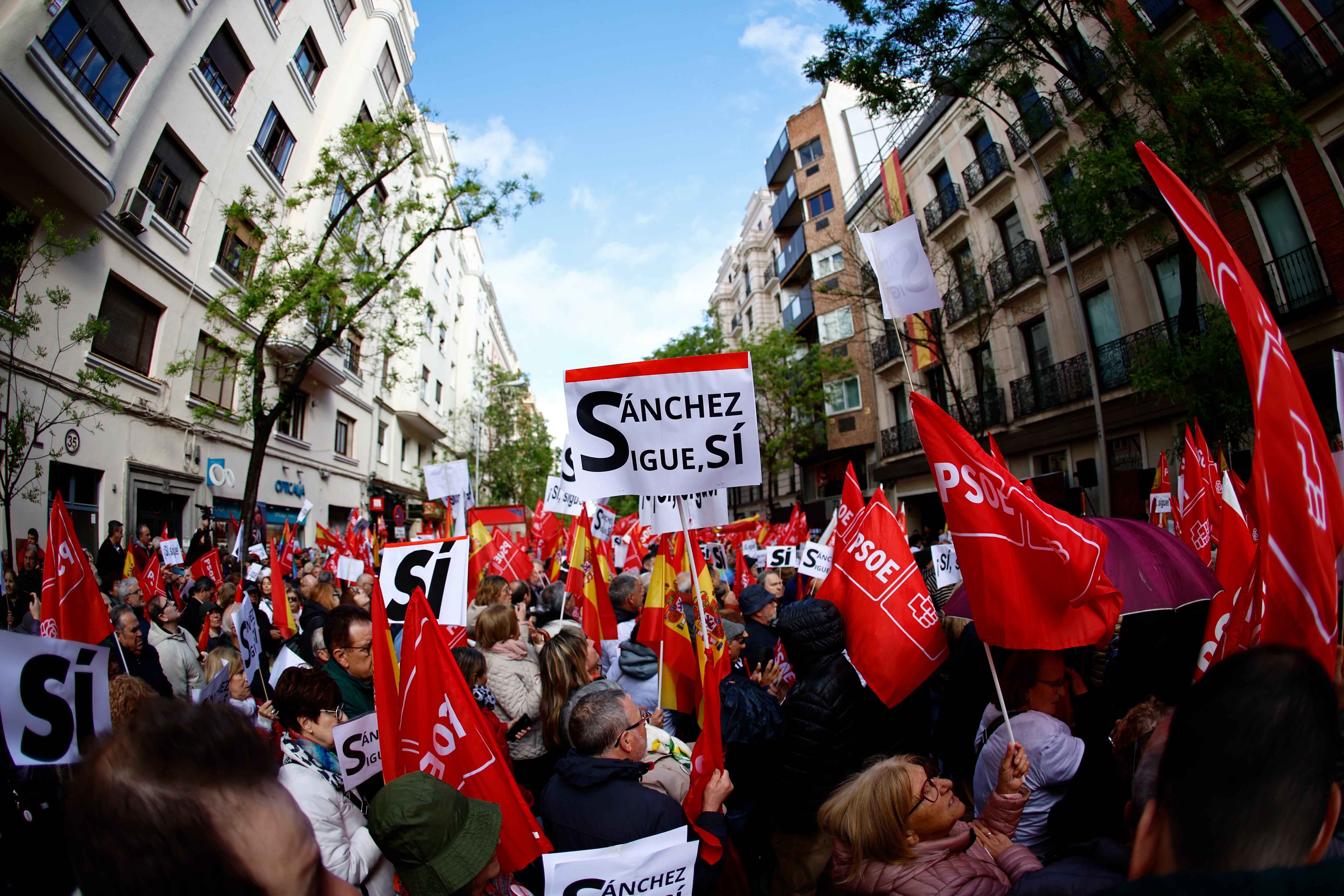 MADRID, 27/04/2024.- Militantes de las agrupaciones socialistas de toda España han comenzado a llegar desde primera hora de la mañana a las inmediaciones de la sede del PSOE, en la calle Ferraz, de Madrid, donde tiene lugar este sábado la reunión del Comité Federal de apoyo a Pedro Sánchez. EFE/Rodrigo Jiménez
