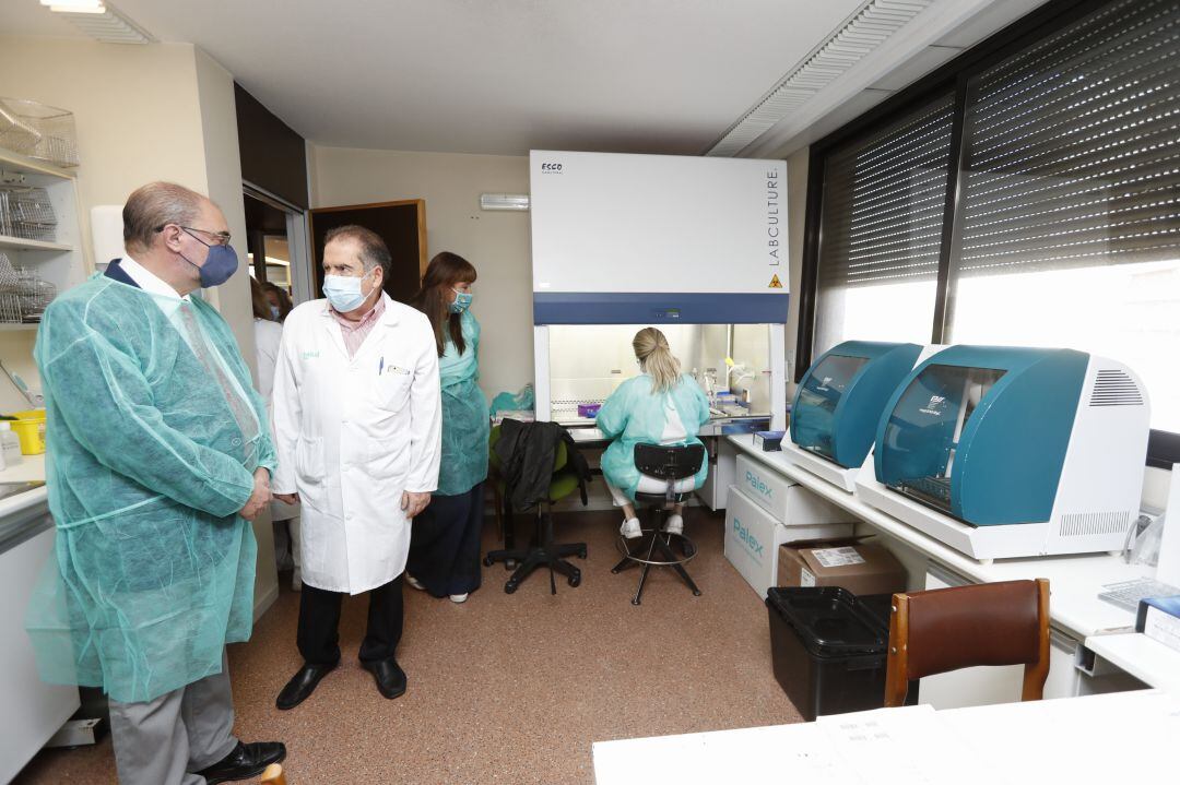 El presidene de Aragón, Javier Lambán, ha visitado el Laboratorio de Microbiología del Hospital Clínico, junto con la consejera de Sanidad. 