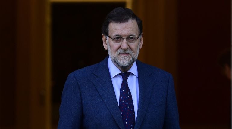 El presidente del Gobierno, Mariano Rajoy, en las puertas de la Moncloa