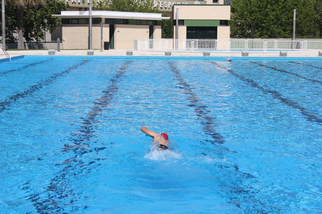 Un nadador a la piscina d&#039;Ontinyent aquest estiu