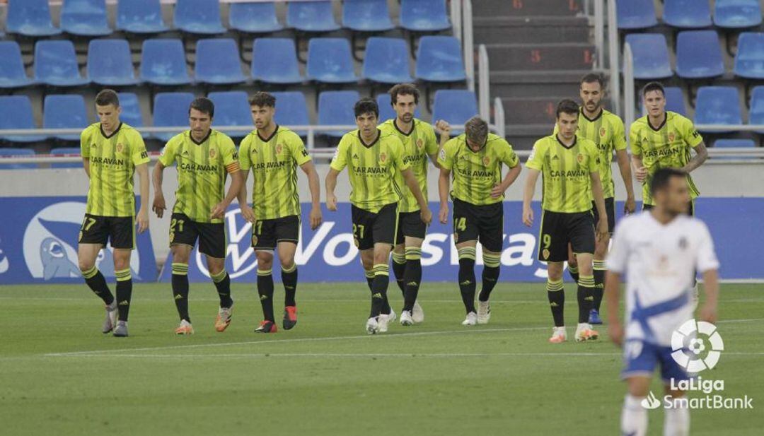 Los jugadores del Real Zaragoza después de celebrar el gol de Luis Suárez