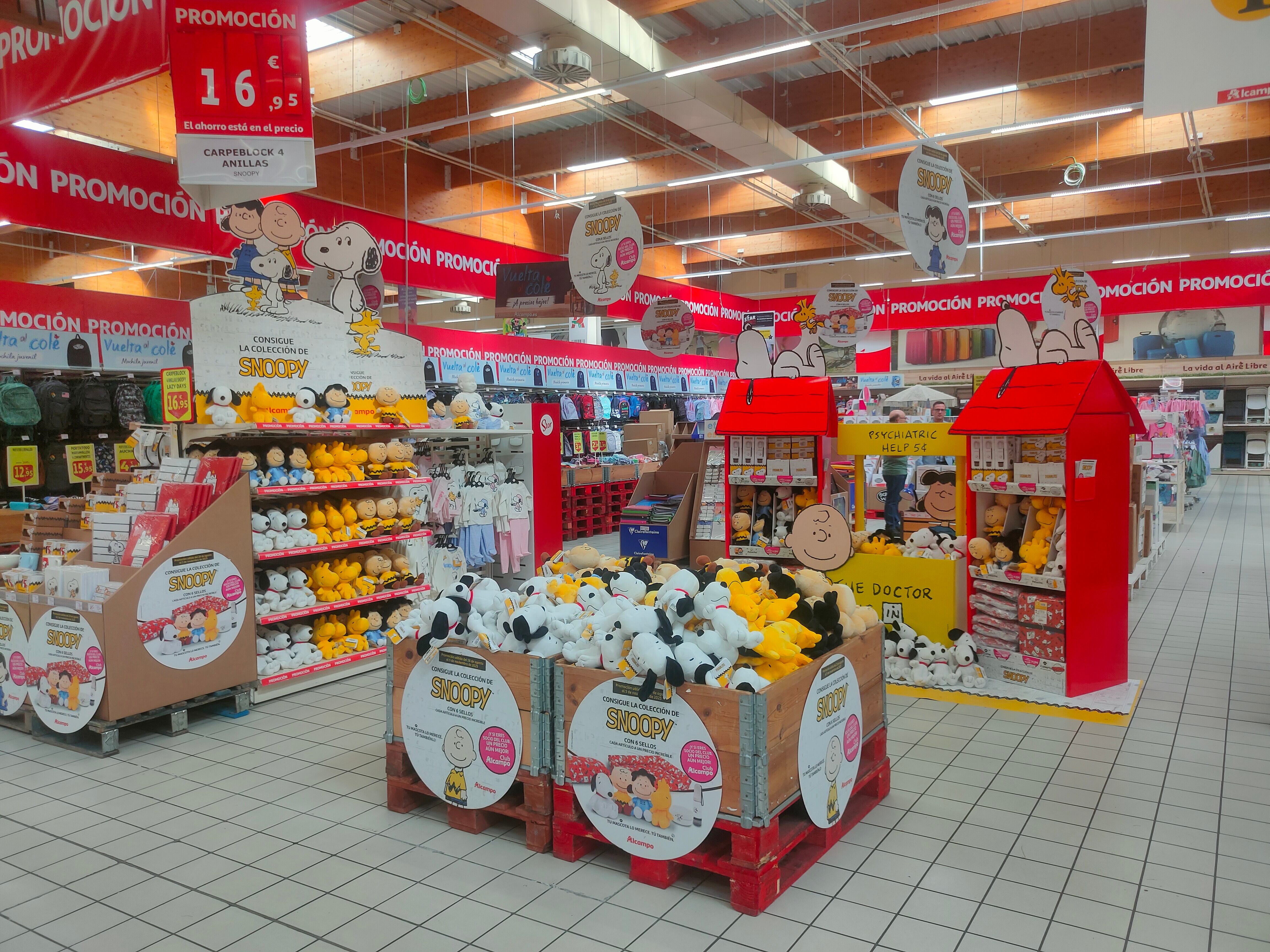 La campaña de Alcampo, Peanuts, es inédita en España al incorporar accesorios para mascotas.