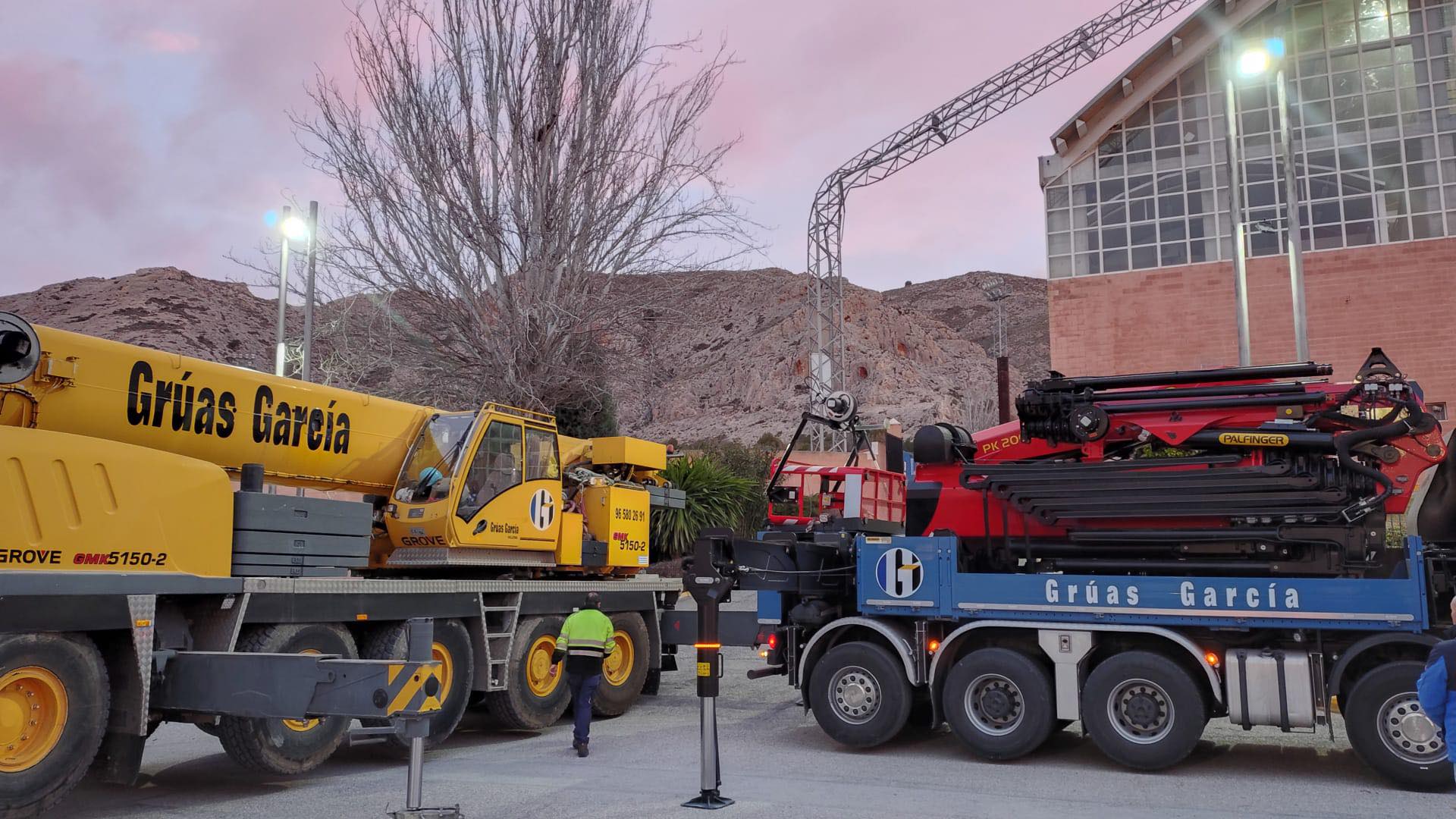 Trabajos de reparación de los daños en el polideportivo