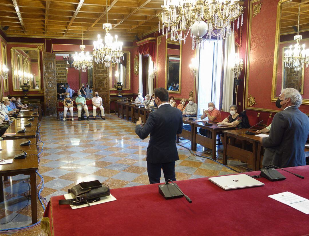 Consejo de Mayores reunido en el salón de plenos del Ayuntamiento de Granada con asistencia del equipo municipal de gobierno al completo: el alcalde Luis Salvador (en el uso de la palabra) y el concejal José Antonio Huertas, a la derecha de la imagen