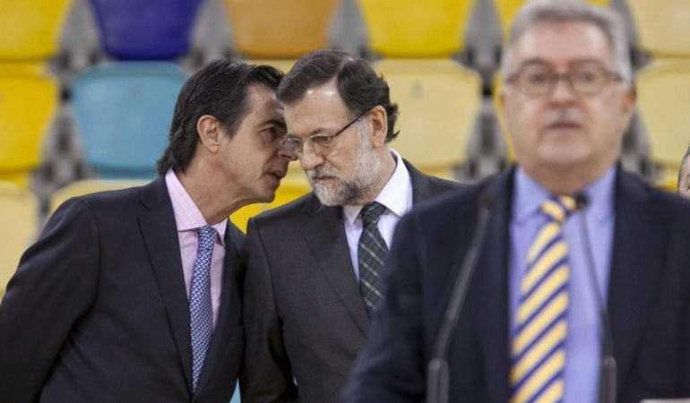 El exministro José Manuel Soria con el presidente en funciones, Mariano Rajoy. 