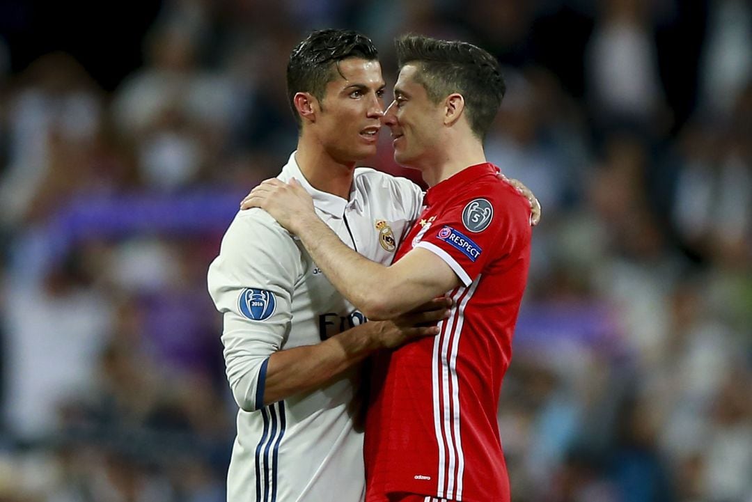 Saludo entre Cristiano Ronaldo y Robert Lewandowski