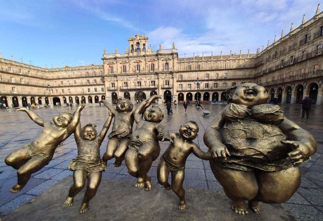 Escultura de Xu Hongfei en la Plaza Mayor de Salamanca