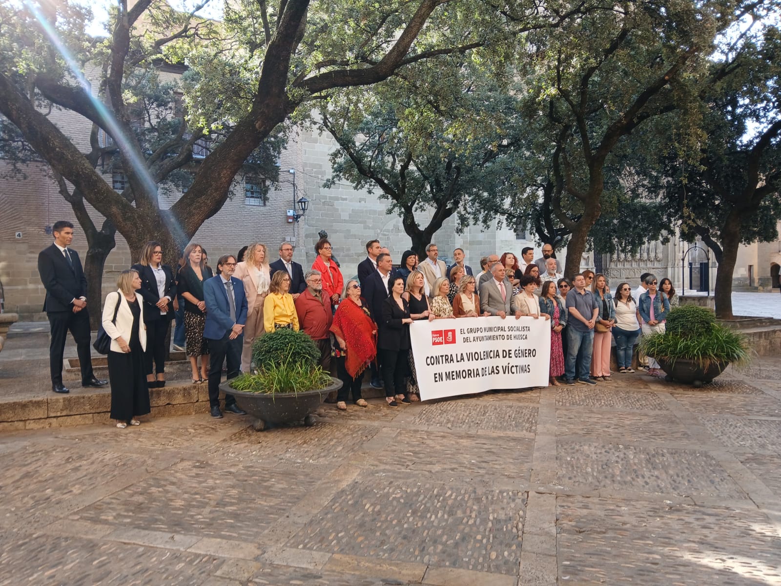 Minuto de silencio contra la violencia machista a las puertas del Ayuntamiento de Huesca