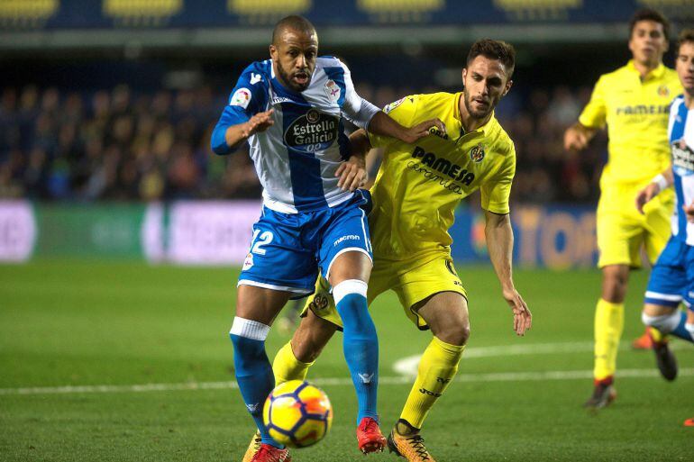 El defensa del Villarreal Víctor Ruiz lucha el balón con el costarricense Celso Borges, centrocampista del Deportivo.
