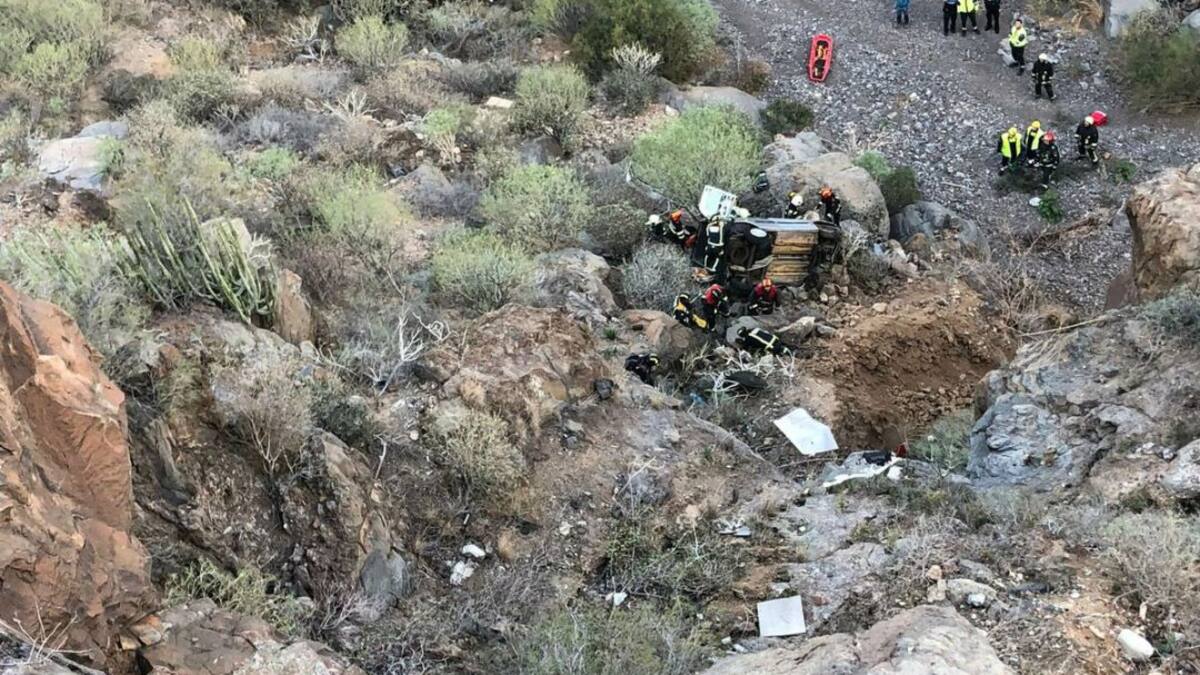 Se precipita con su vehículo por un barranco y él mismo llama al 112