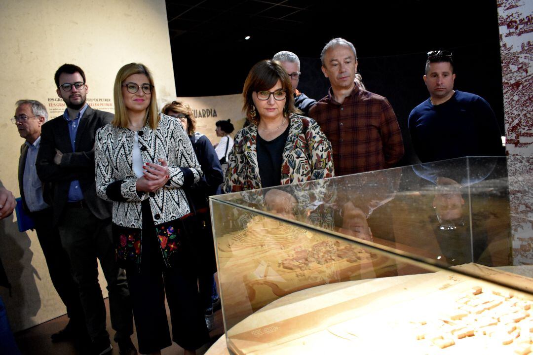 La directora general de Patrimonio, Carmen Amoraga visita el Museo de Petrer, junto a la alcaldesa, Irene Navarro