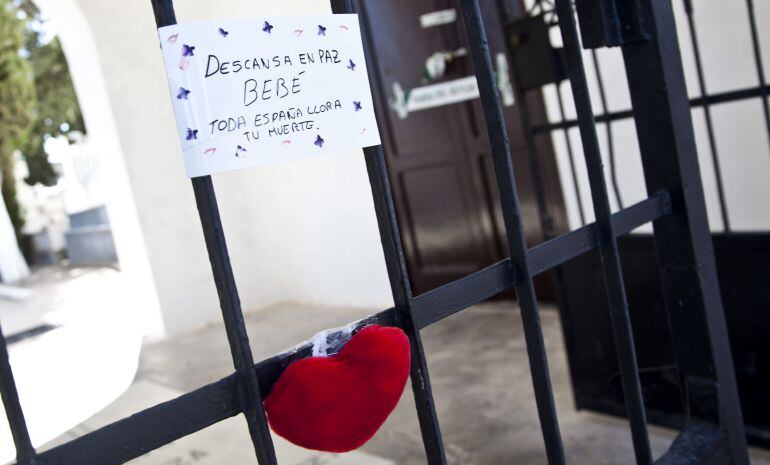 Valla del cementerio de la localidad donde ocurrieron los hechos