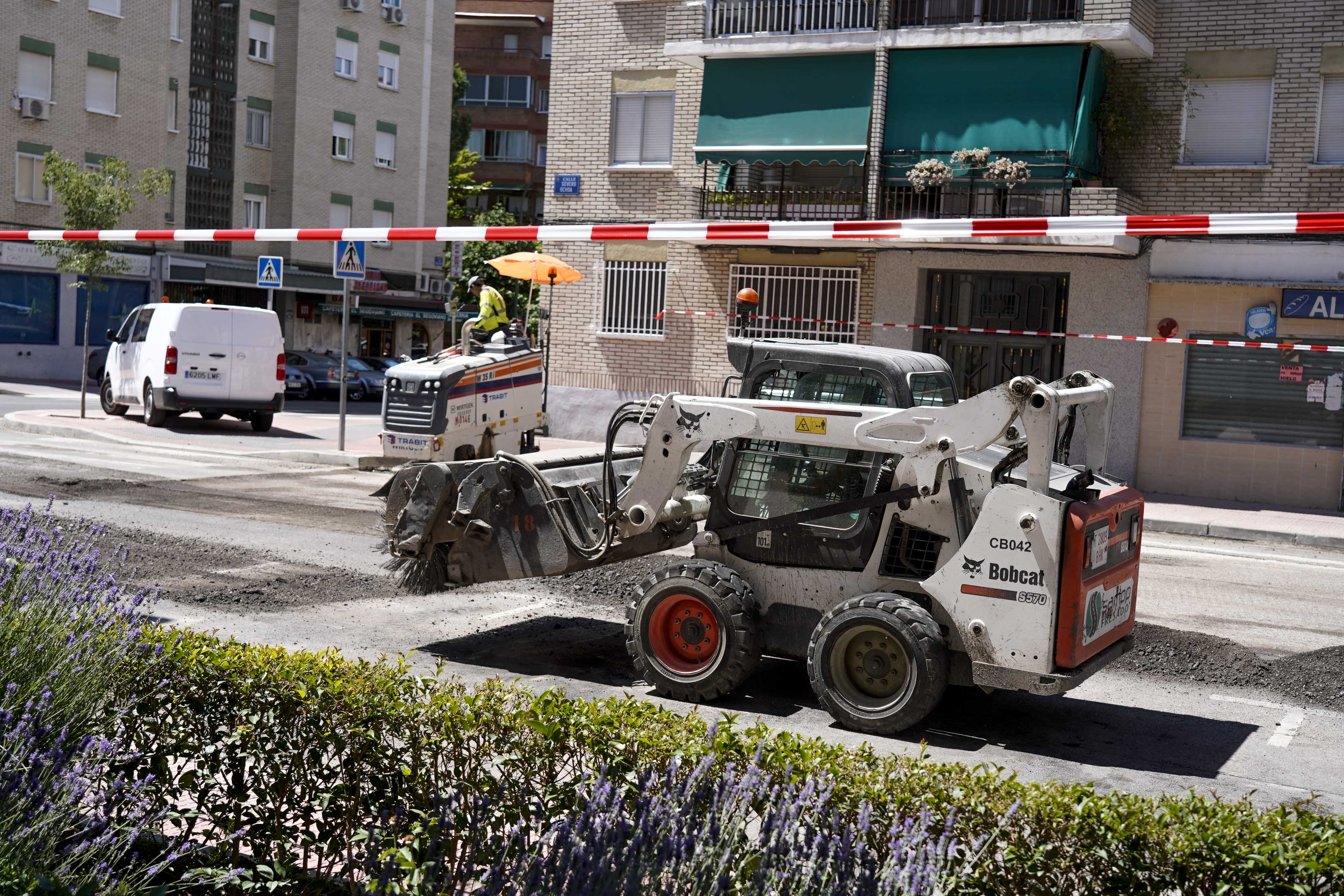 Asfaltado de una de las calles de Móstoles