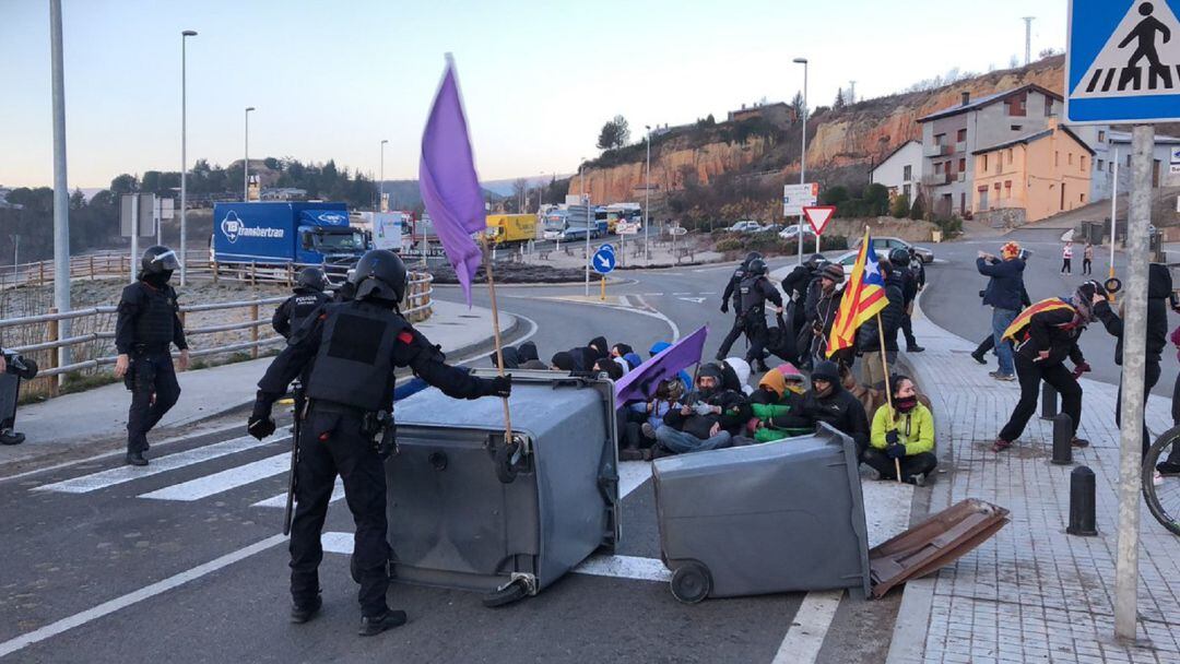 Els Mossos d'Esquadra intervenint en una sentada convocada pel CDR de l'Alt Urgell que tallava l'accés a la rotonda de l'N-260 en direcció a Andorra i la Cerdanya.