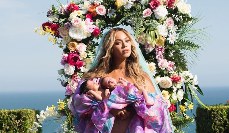 La cantante Beyoncé posa con sus dos gemelos en brazos.