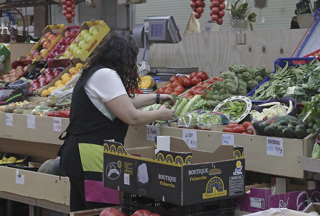 Trabajadora en una frutería