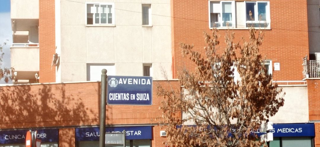 Una de las placas de la Avenida Juan Carlos I modificada