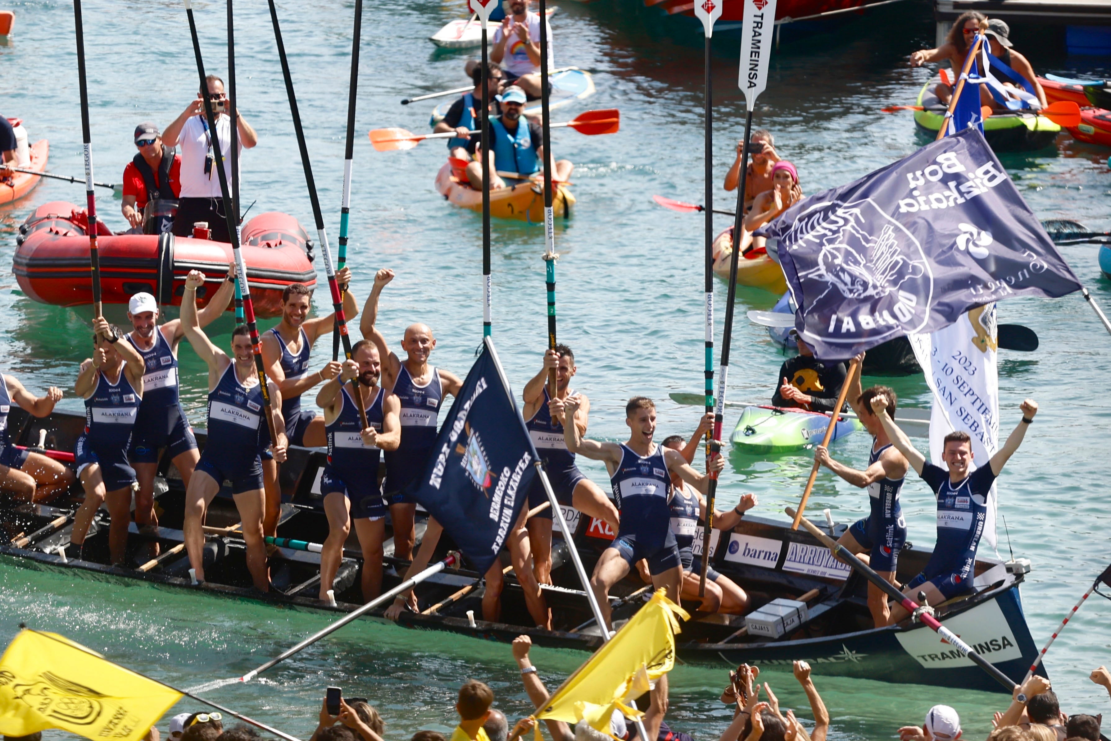 SAN SEBASTIÁN 10/09/2023.-La trainera Masculina de Urdaibai se ha proclamado campeona de la Bandera de la Concha, la prueba de remo más importante del Cantábrico, celebrada este domingo en San Sebastián. EFE/Javi Colmenero
