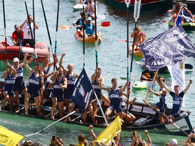SAN SEBASTIÁN 10/09/2023.-La trainera Masculina de Urdaibai se ha proclamado campeona de la Bandera de la Concha, la prueba de remo más importante del Cantábrico, celebrada este domingo en San Sebastián. EFE/Javi Colmenero
