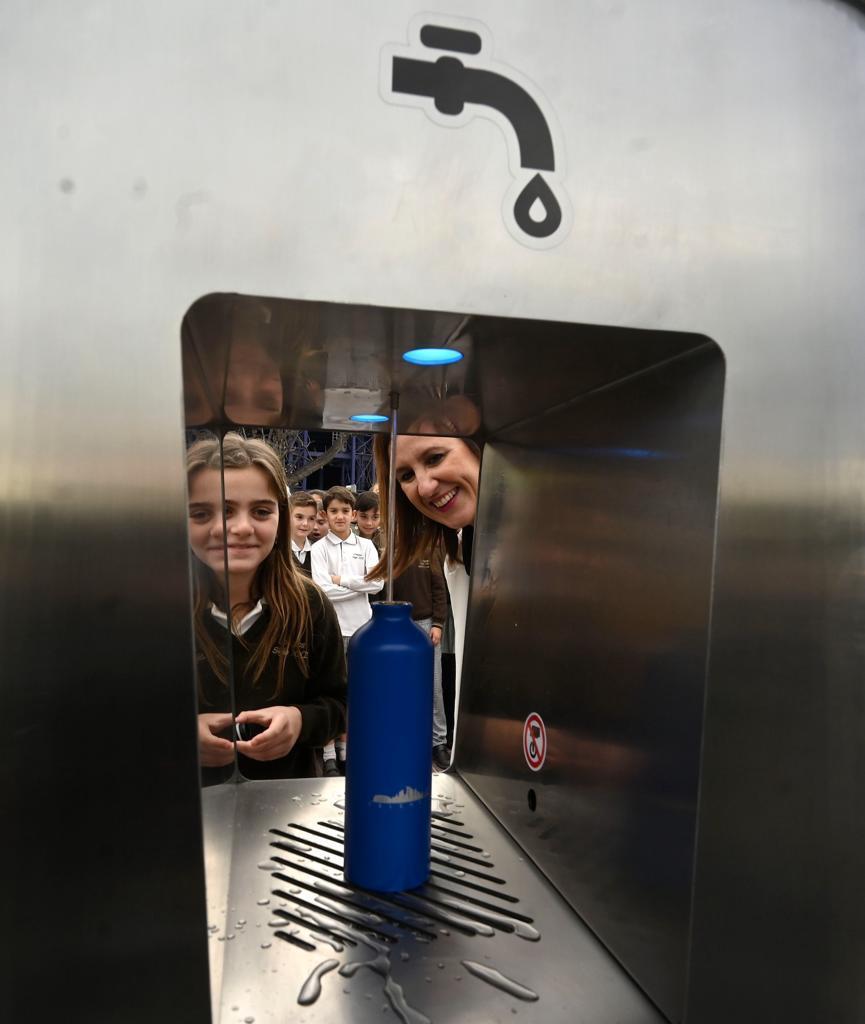 La alcaldesa María José Catalá inaugura una fuente en Orriols